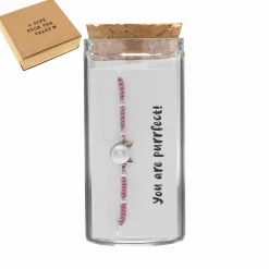 Gift box, armband in flesje, parel met kattenoortjes en roze stof