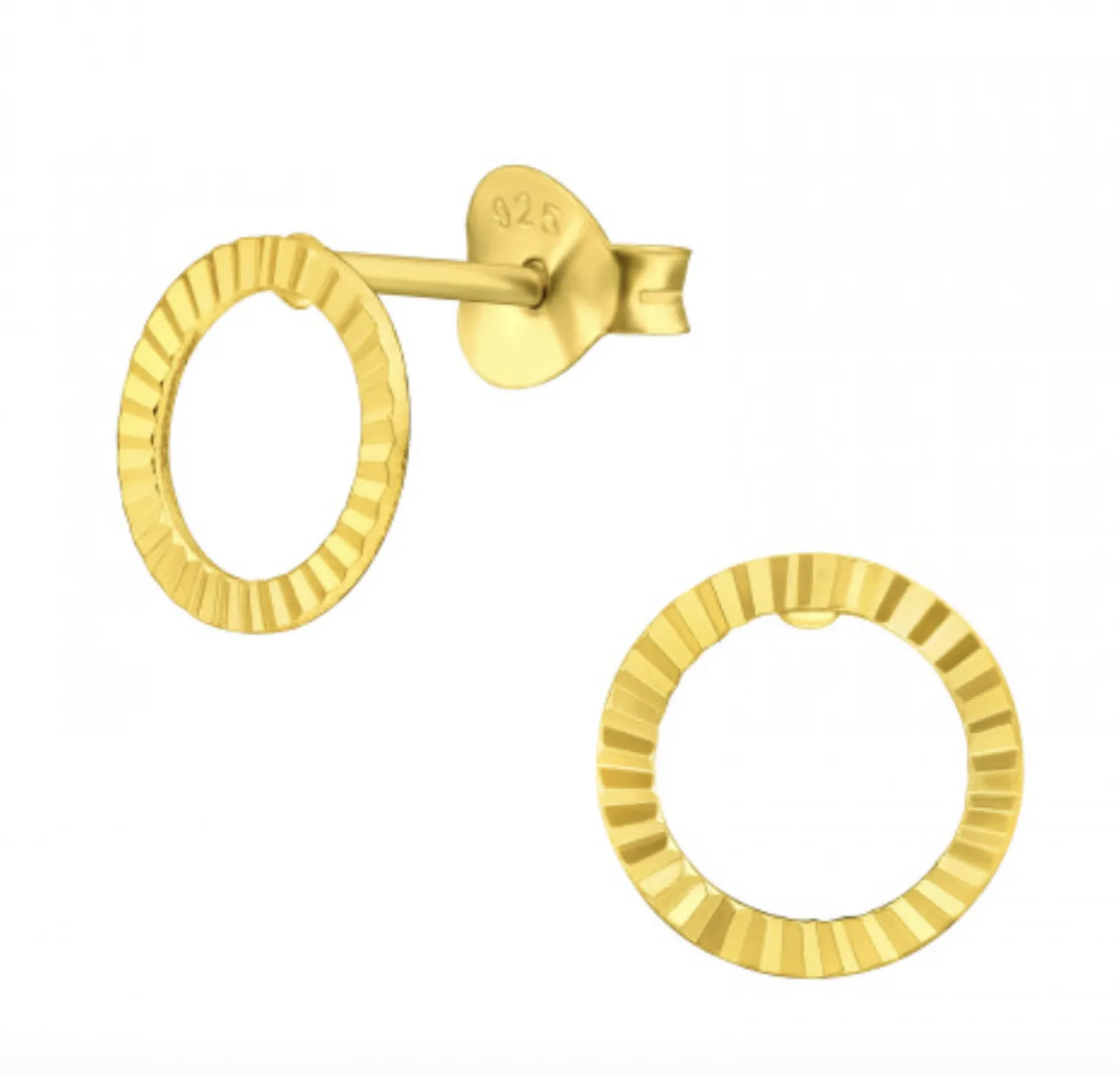 Gold plated oorstekers, opengewerkte cirkel met detail