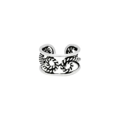 Zilveren ear cuff, gedraaid detail