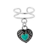 Zilveren ear cuff met hanger, bewerkt hart met turquoise steen