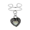 Zilveren ear cuff met hanger, bewerkt hart met maansteen