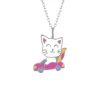 Zilveren ketting met hanger, witte kat in auto