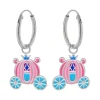 Zilveren oorbellen met hanger, roze koets met blauwe details