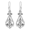 Zilveren oorhangers, opengewerkt met sierlijke details en fleur de lis
