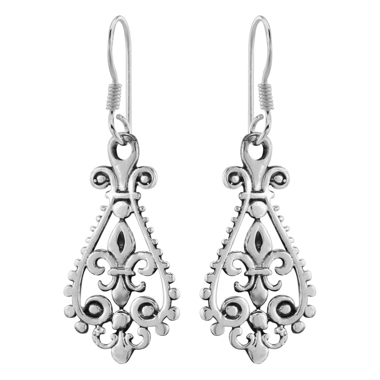 Zilveren oorhangers, opengewerkt met sierlijke details en fleur de lis