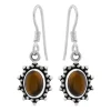 Zilveren oorhangers, ovale tiger eye steen met rand van bolletjes en punten