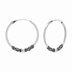 Zilveren oorringen, 25 mm Bali hoops met geoxideerde delen met spiraaltjes en bolletje