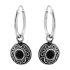 Zilveren oorringen met hanger, bewerkte cirkel met onyx steen