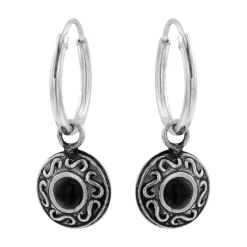 Zilveren oorringen met hanger, bewerkte cirkel met onyx steen