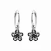 Zilveren oorringen met hanger, bloem