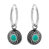 Zilveren oorringen met hanger, bewerkte cirkel met turquoise steen